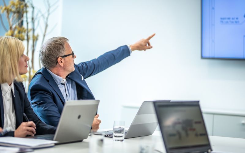 people debating a presentation made with AI